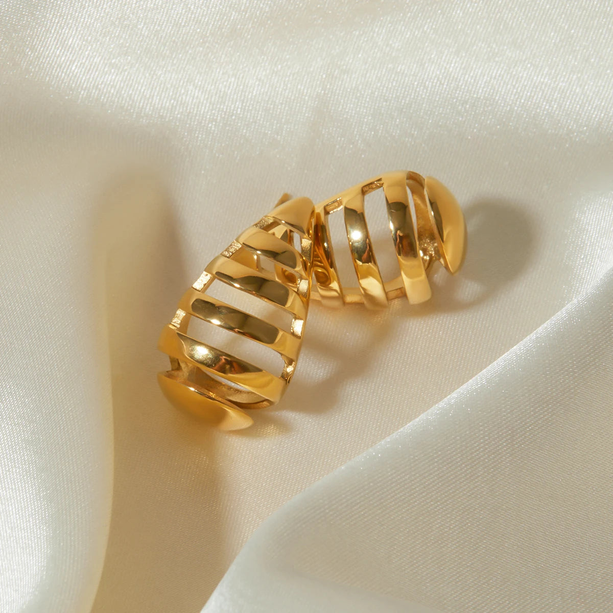 Geometriske vandtætte 18k forgyldte rustfrit stål stribede hule vanddråbeøreringe Metalerklæring Anti-allergiske smykker