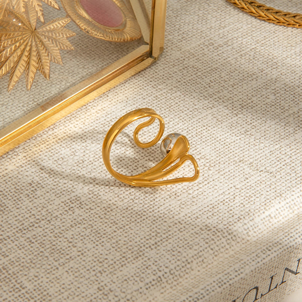 Gold-Silber-Farbabstimmung Unregelmäßiger Hohlstahlkugelring 18K PVD-beschichtet Damen Anti-Allergie Metallanhänger Täglicher Schmuck