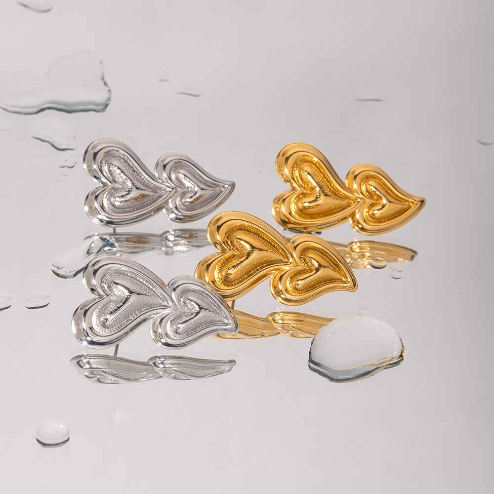 Dobbelt hjerteformet rustfrit stål 18K forgyldt flydende hammerkorn Halv-3D øreringe Lette luksus anløbningssikre smykker