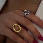 Anillo cerrado de acero inoxidable con diseño hueco ovalado único y elegante con textura metálica, chapado en oro de 18k, joyería para mujer