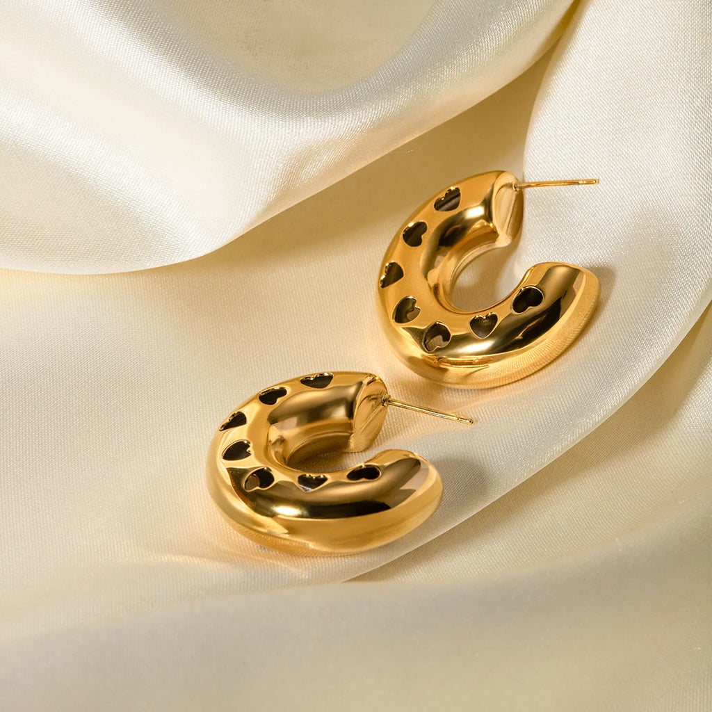 Rustfrit stål højkvalitets 18K forgyldt buttet C-formet Love Heart hule ørestikker Minimalistiske rustsikre charmesmykker