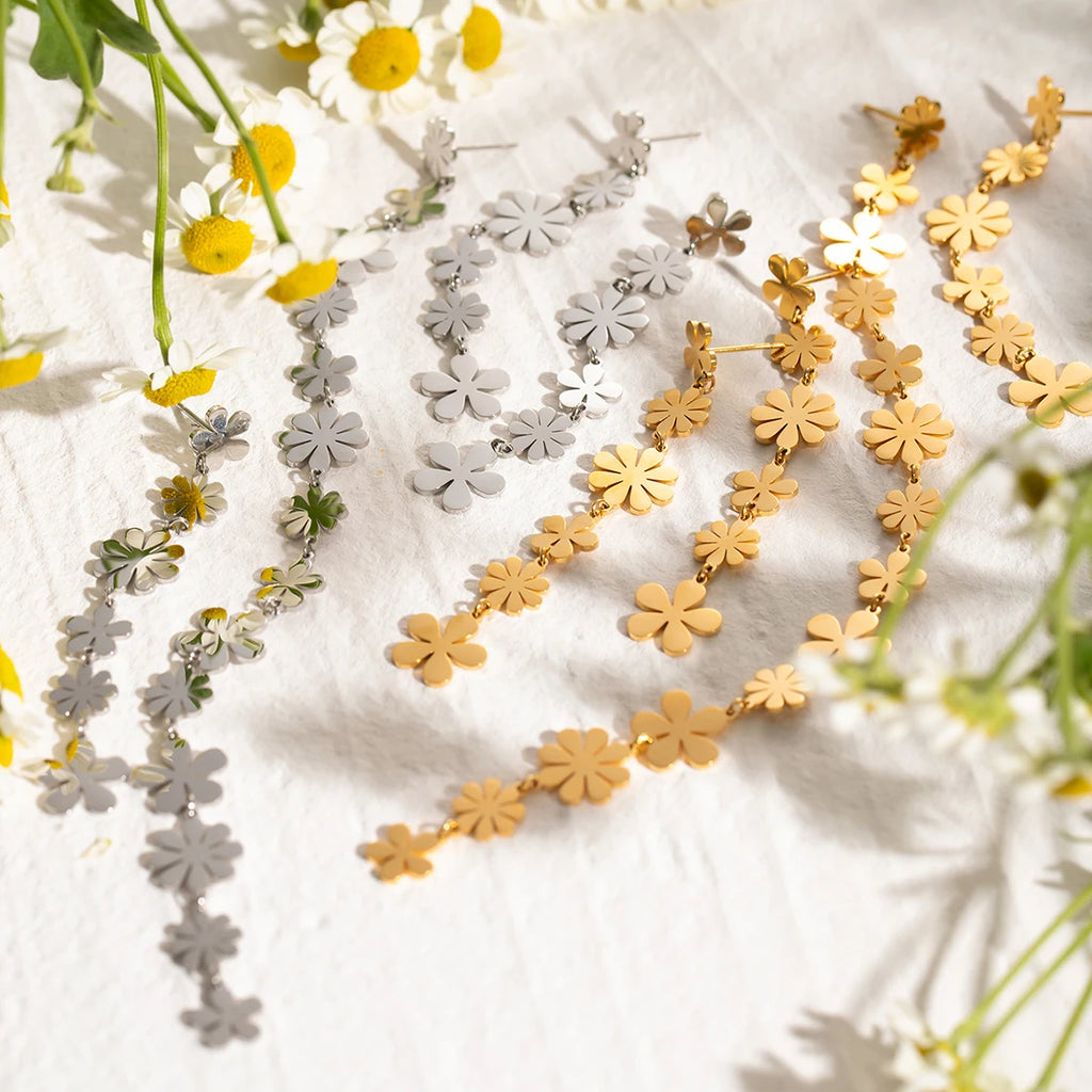 Chic Estate Orecchini Pendenti Lunghi Asimmetrici a Margherita Piccola in Acciaio Inossidabile Placcati Oro 18K PVD Gioielli Statement Donna