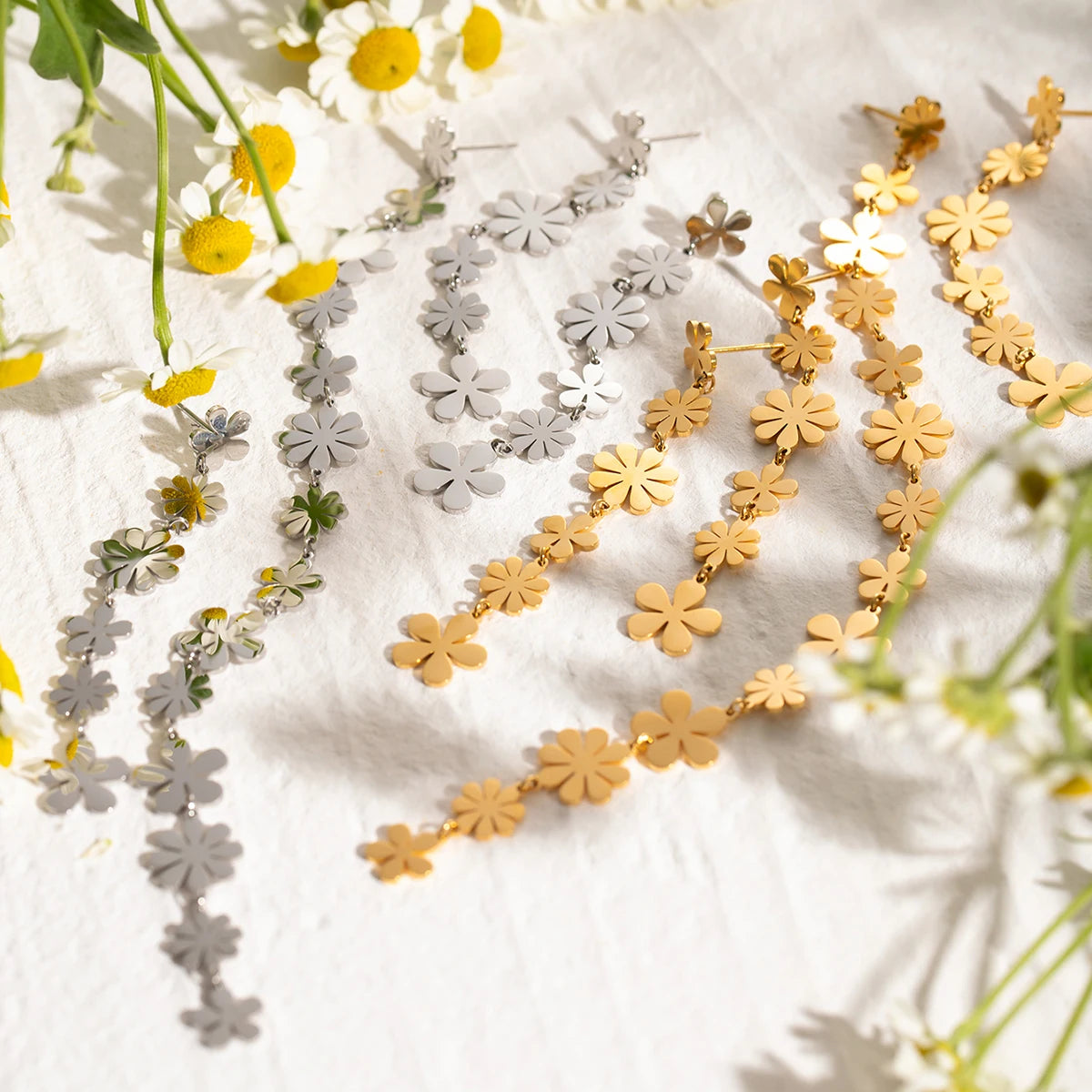 Schicke Sommer Edelstahl Kleine Gänseblümchen 18K Gold PVD-beschichtete Lange Asymmetrische Anhänger Ohrringe Damen Statement Schmuck