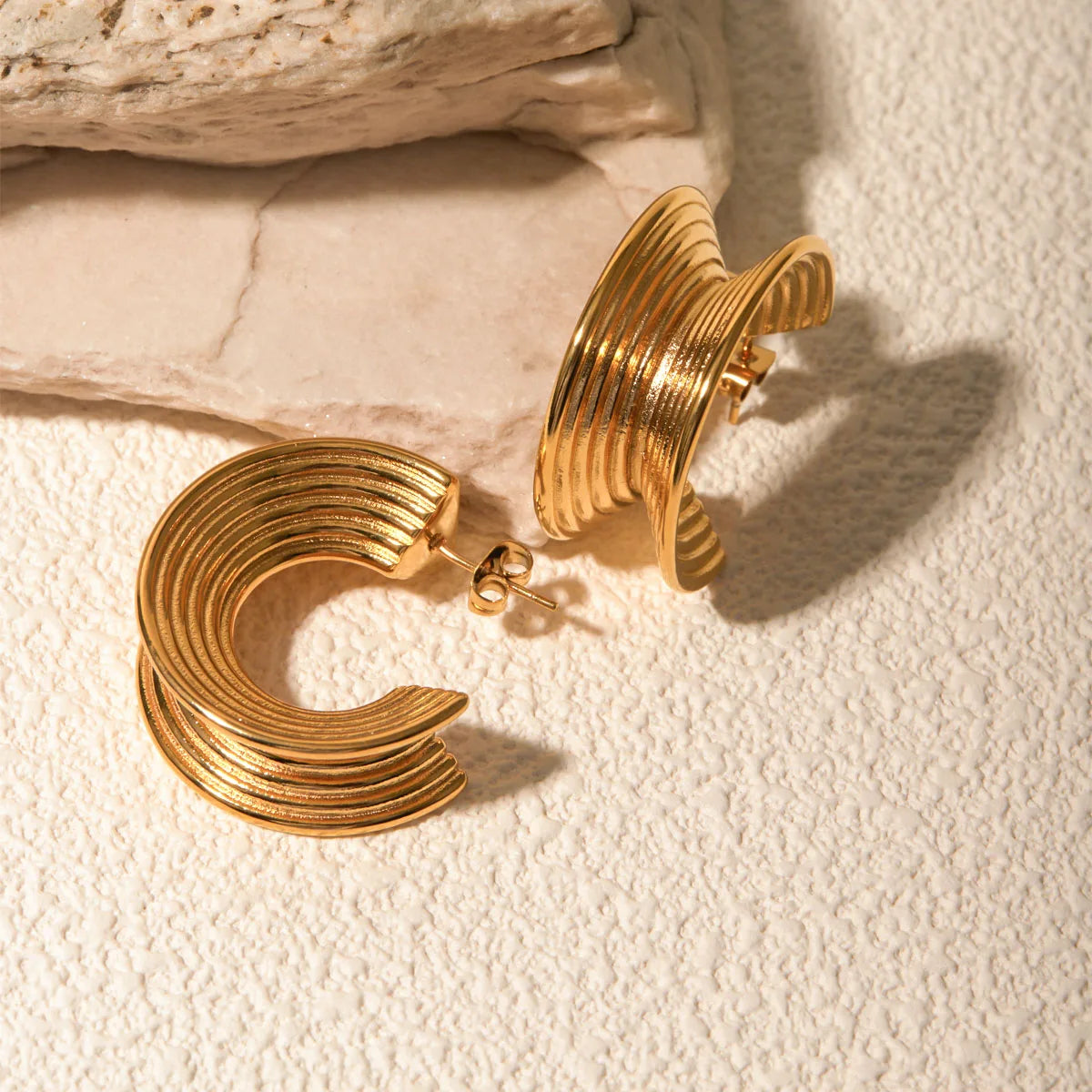 Lette hyggelige 18k rustfrit stål stribet side V-formede C-formede øreringe Anti-allergisk Stilfuldt frit temperament charmsmykker