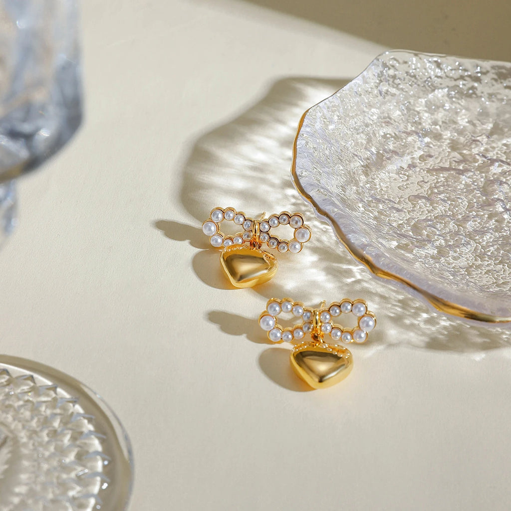 Pendientes colgantes de corazón de amor con lazo de perla de acero inoxidable chapado en PVD de 18K ligero y acogedor, joyería premium de moda para mujer