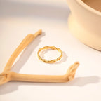 Bague fermée design ligne croix plaquée or 18 carats luxe léger acier inoxydable femmes texture métal anti-rouille cadeau bijou romantique