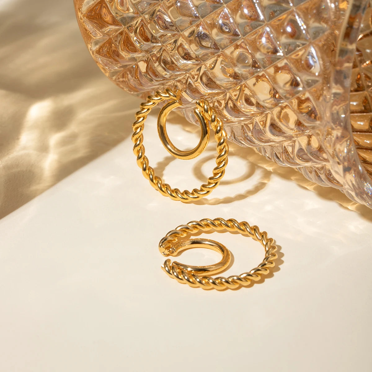 Geometriske øreknogler Ung personlighed 18K PVD-spole Twist-spole Dobbelt øreklipsmanchet Kvinder Delikat sommersmykker Bijoux