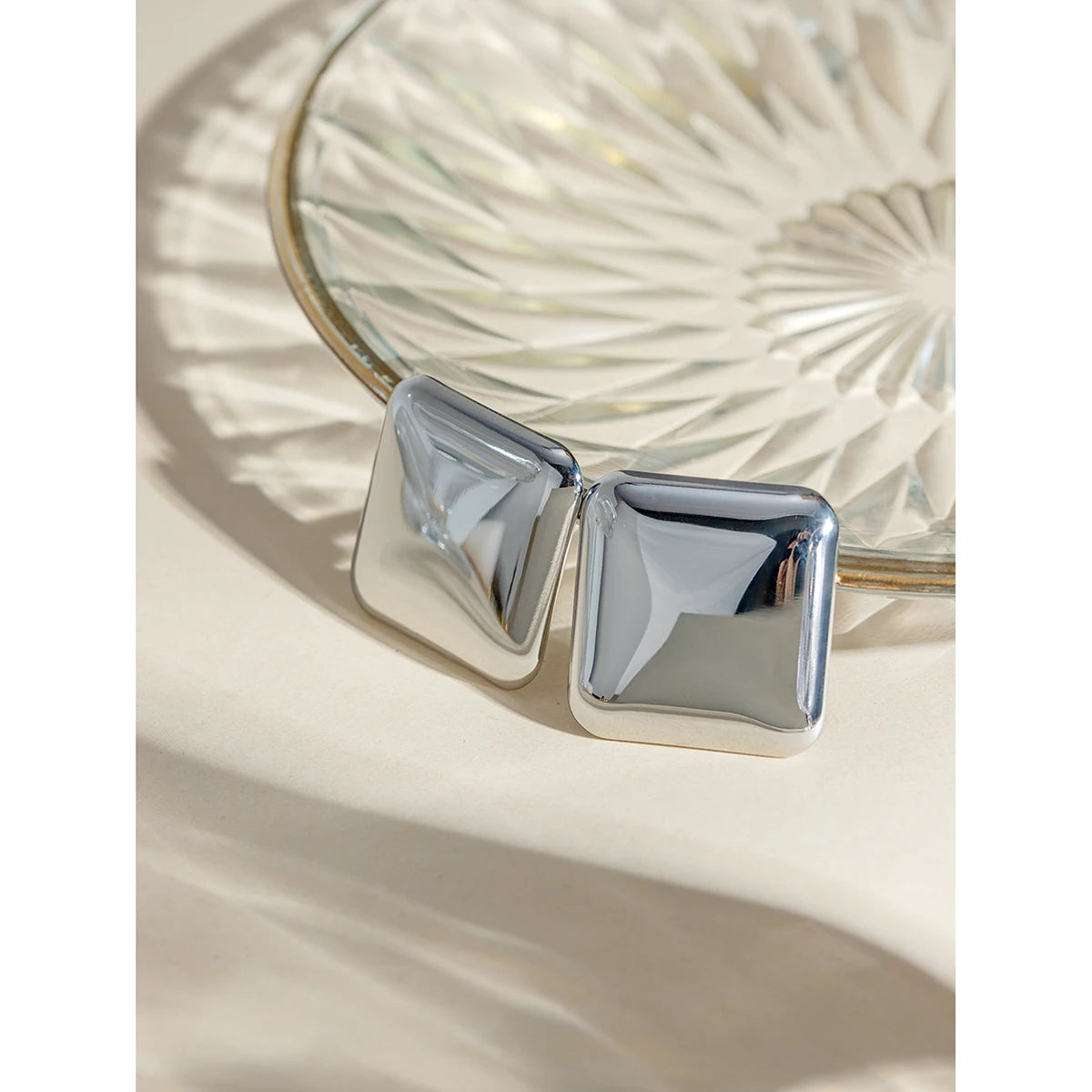 18K firkantede glatte ørestikker til kvinder Rustfrit stål Metaltekstur Stålfarve Vandtæt charme Sød smykkegave Ny