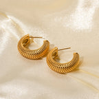 18K guldbelagt kreativ anløbsfri rustfrit stål fiskeskala tekstur C-formede øreringe metal tekstur mode smykker