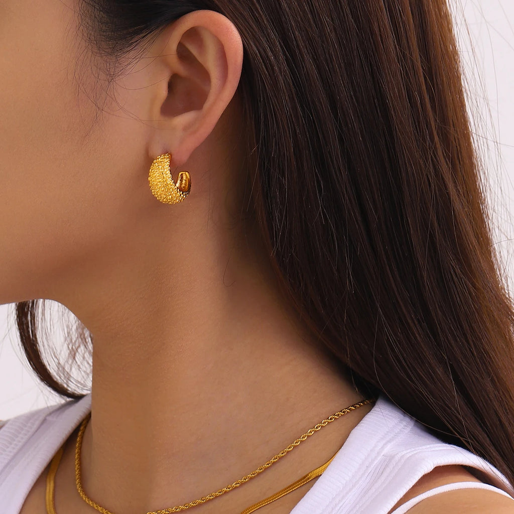 Unikke 18 karat forgyldte stilfulde tekstur C-formede ørestikker rustfrit stål kvinder Anti-allergisk metal karakteristiske smykker