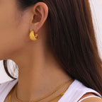 Unikke 18 karat forgyldte stilfulde tekstur C-formede ørestikker rustfrit stål kvinder Anti-allergisk metal karakteristiske smykker