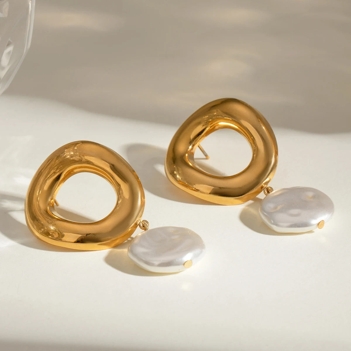 18K vergoldete Edelstahl-Imitationsmuschelperlen Hohle runde Anhängerohrringe Zarte wasserfeste tägliche Schmuckstücke