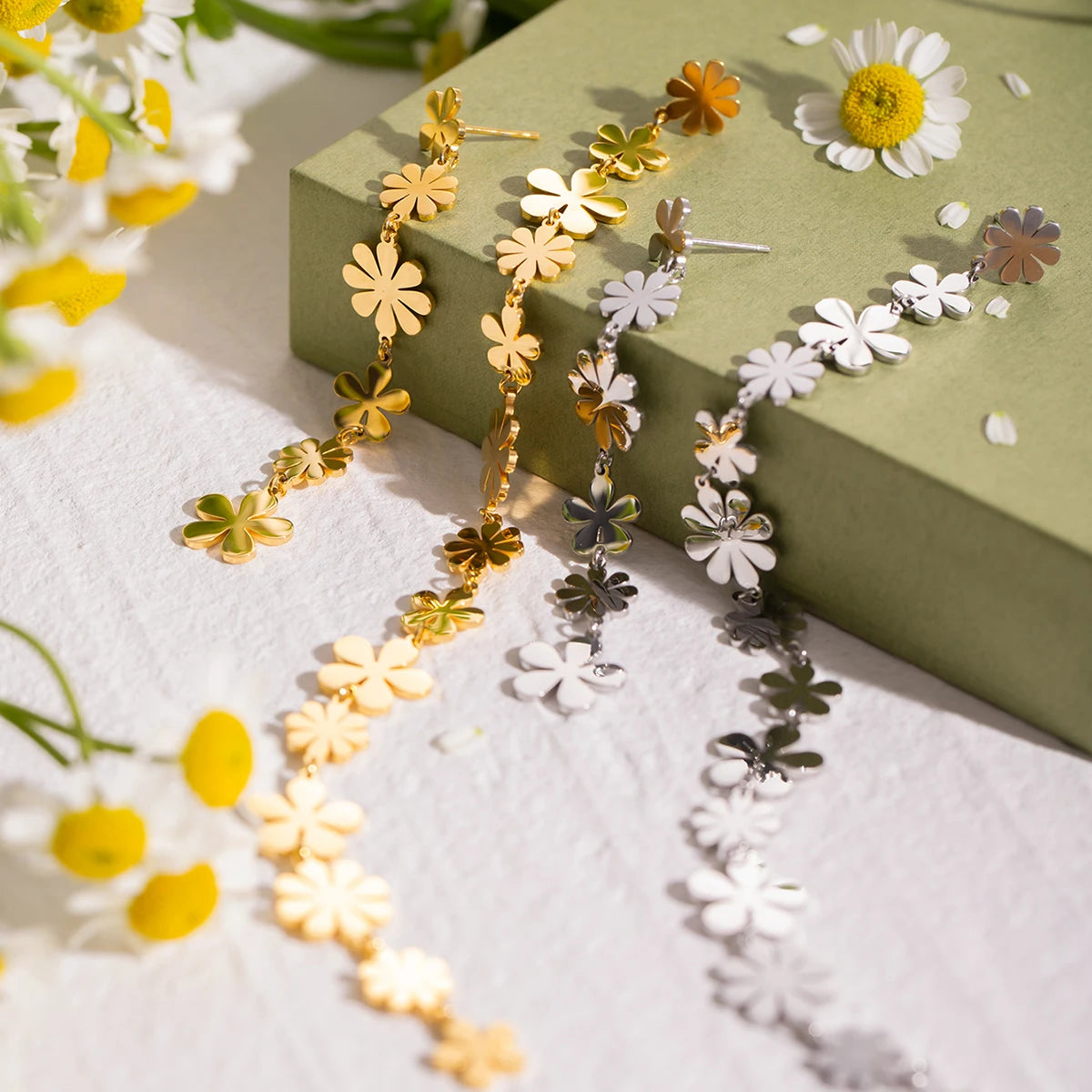 Schicke Sommer Edelstahl Kleine Gänseblümchen 18K Gold PVD-beschichtete Lange Asymmetrische Anhänger Ohrringe Damen Statement Schmuck