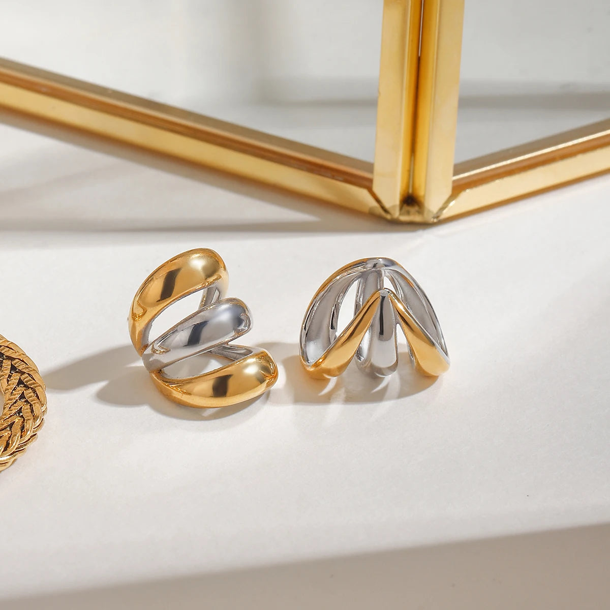 Zora trelags øremanchet rustfrit stål matchende farve, ikke gennemboret clip on øreringe til kvinder brusk metal modesmykker