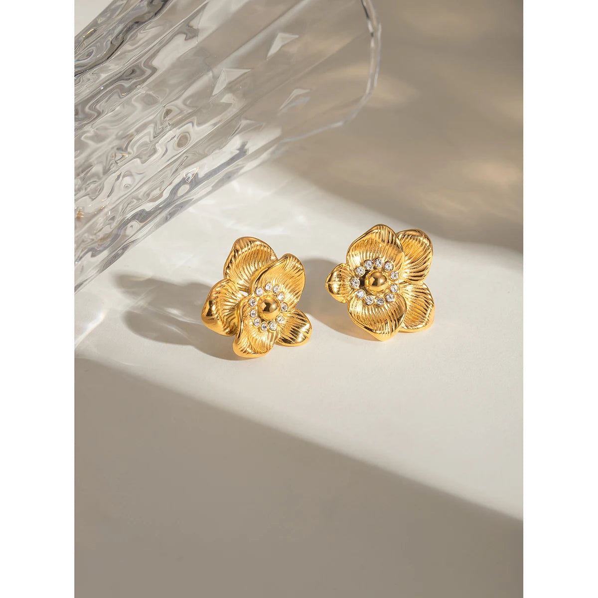 Mode Hvid Zirconia Ribbede Blomsterøreringe Rustfrit Stål Vandtætte Smykker Kvinder 18K PVD Belagt Stilfuld Bijoux Gave