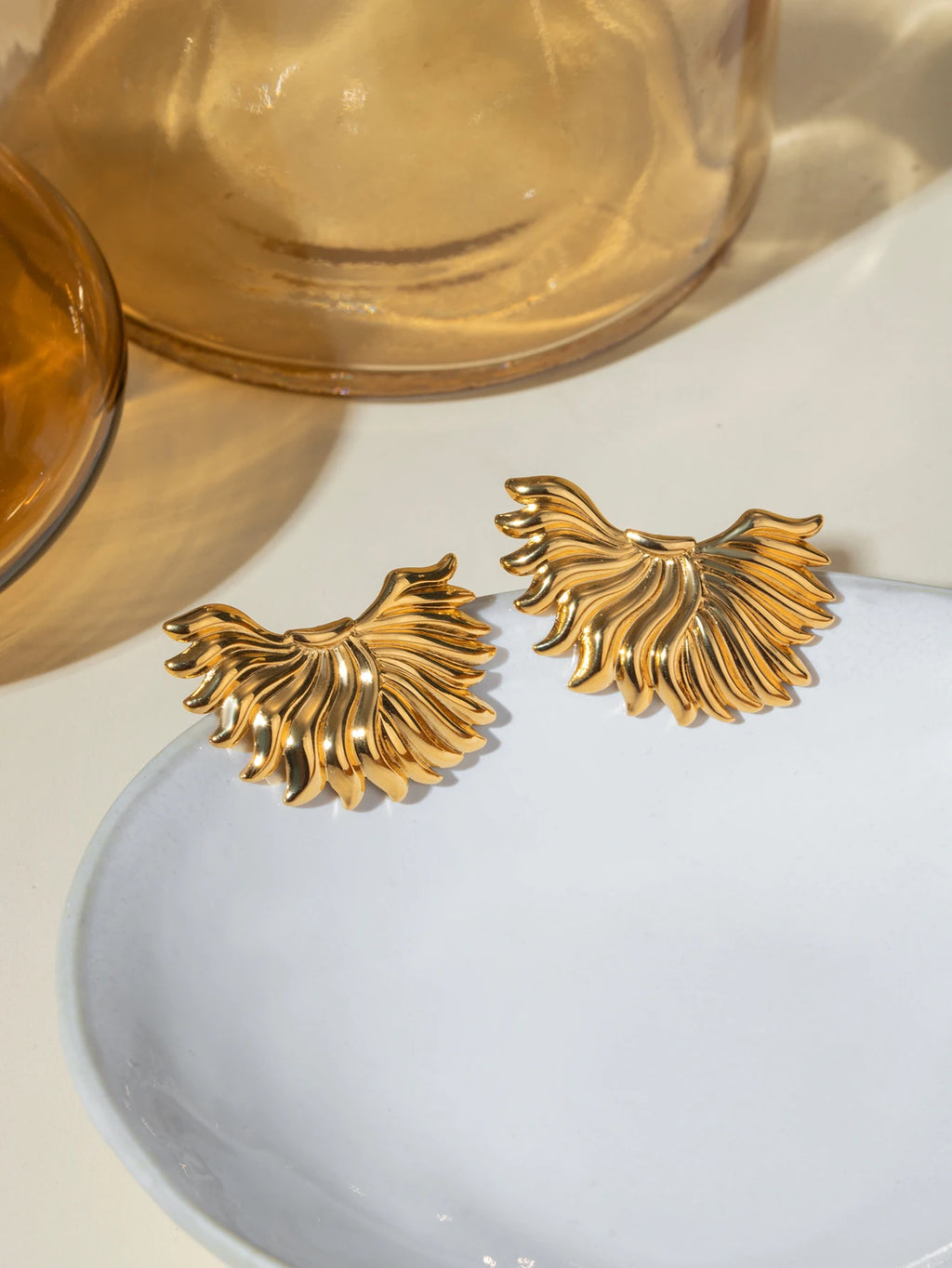 Stilfuld 18K forgyldt rustfrit stål uregelmæssige asymmetriske øreringe Anti-allergisk vandtæt charme Attraktive smykker kvinder