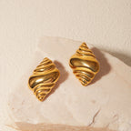 Leichte Gemütliche Minimalistische Muschel/Croissant-förmige Ohrringe aus Edelstahl Statement-Metall 18k Goldbeschichtet Wasserdichter Schmuck für Frauen