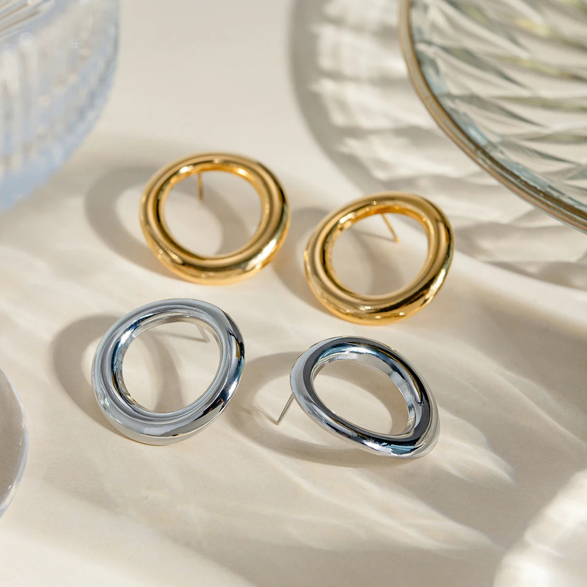 18k forgyldt rustfrit stål runde hule glatte øreringe Metaltekstur Personlig anti-allergisk charme Chic smykkegave