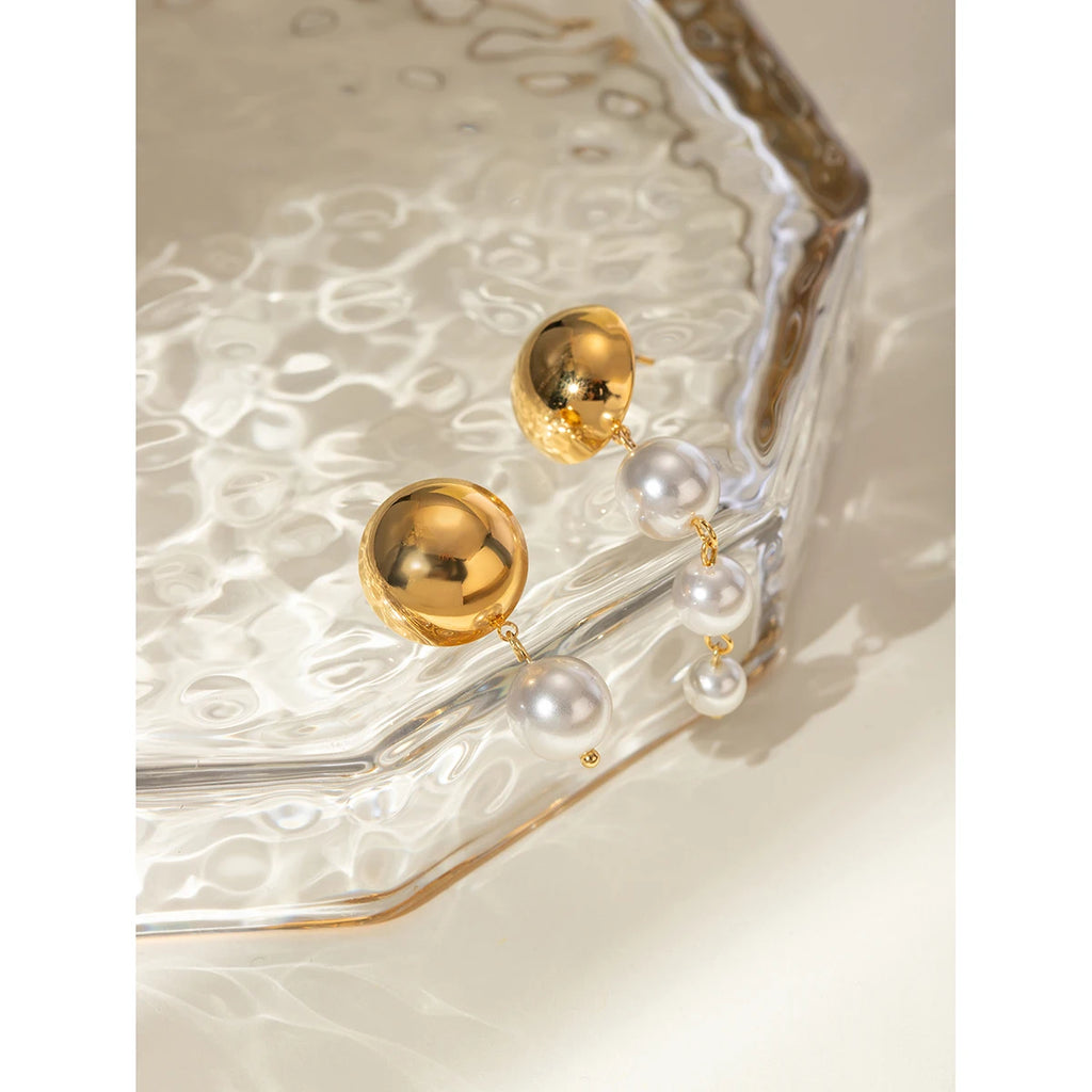 Exquisite 18K PVD-beschichtete Edelstahl zarte runde glatte hängende weiße Imitationsperlenohrringe für Frauen stilvoller Schmuck