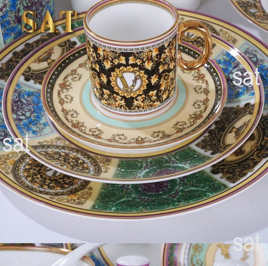 Ensemble de vaisselle familiale Assiette de nourriture occidentale Bol Ensemble de café Vente chaude d'ensembles de vaisselle en porcelaine de couleur européenne Cadeaux CLASSIQUES