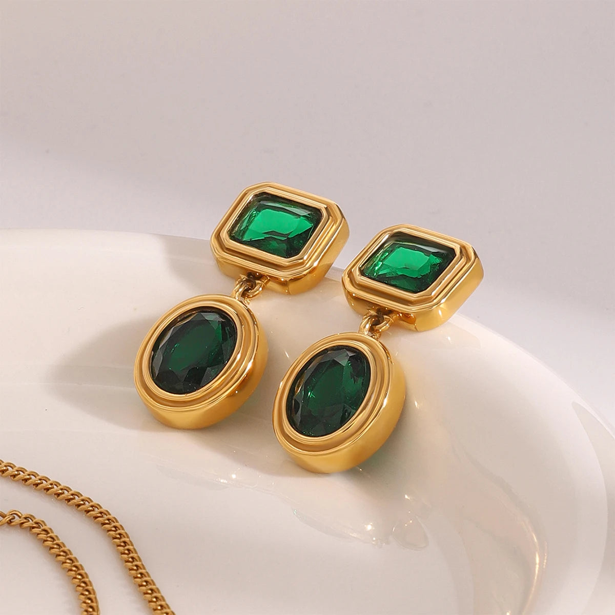 18k vergoldeter Edelstahl Hochwertige grüne Zirkon geometrische Ohrringe Verhindern Allergien Temperament Mode Charme Schmuck
