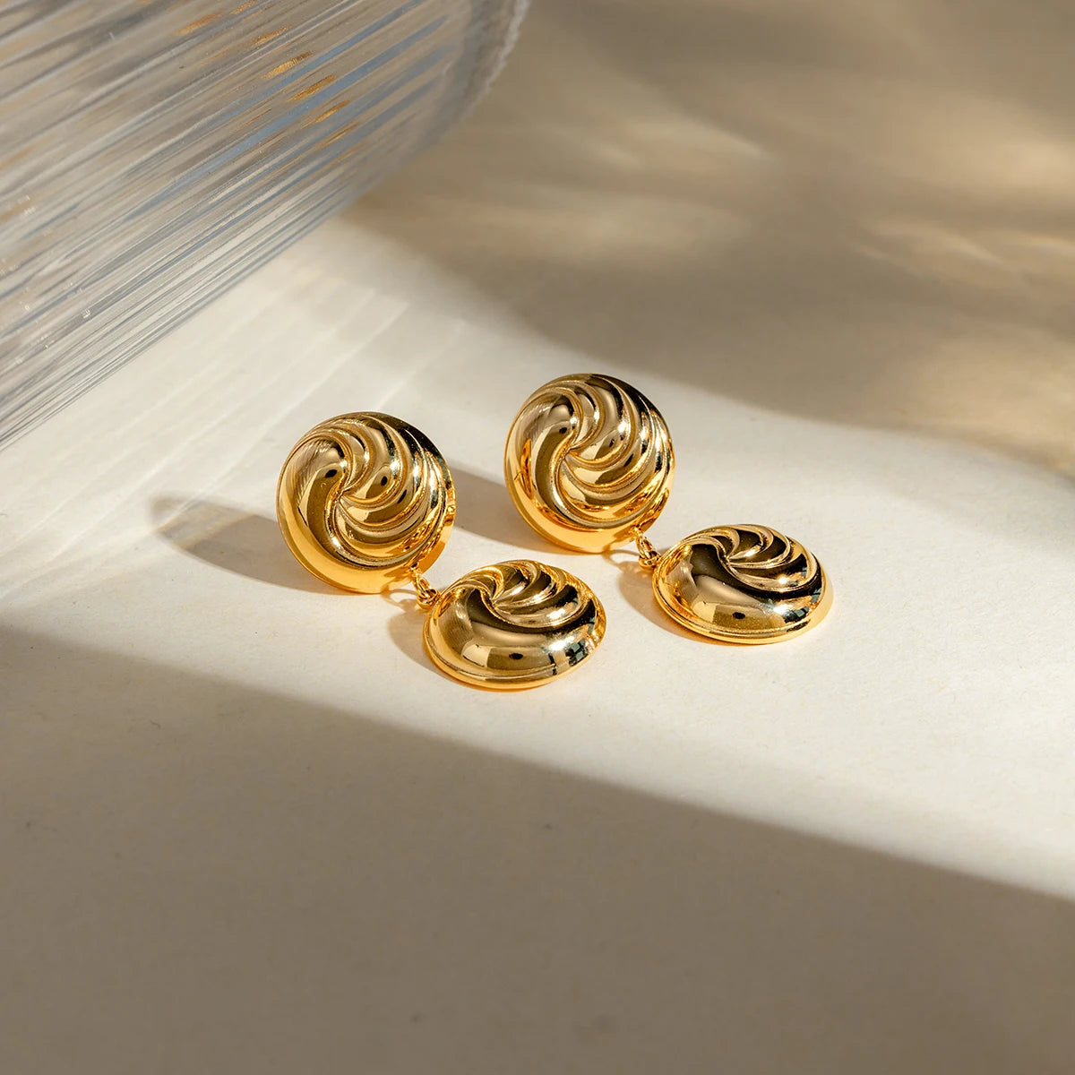Brincos de Pingente Redondo Convexo com Fio Banhados a Ouro 18K em Aço Inoxidável Personalidade Declaração Estilo Joias Femininas à Prova d'Água
