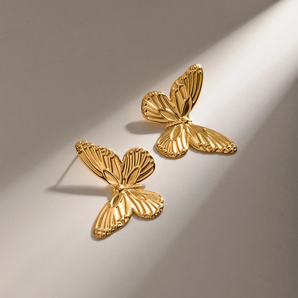 18Kゴールドメッキステンレススチールミニマリストレトロ変色防止バタフライテクスチャードスタッドイヤリングユニーク女性用メタルイヤージュエリー