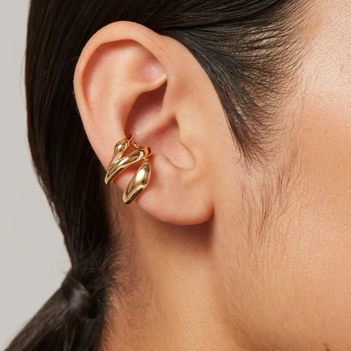 Et par tre-lags udhulet high-end øreclips 18K PVD belagt kvinder Anti-allergisk metal charme Daglig smykker gallagave