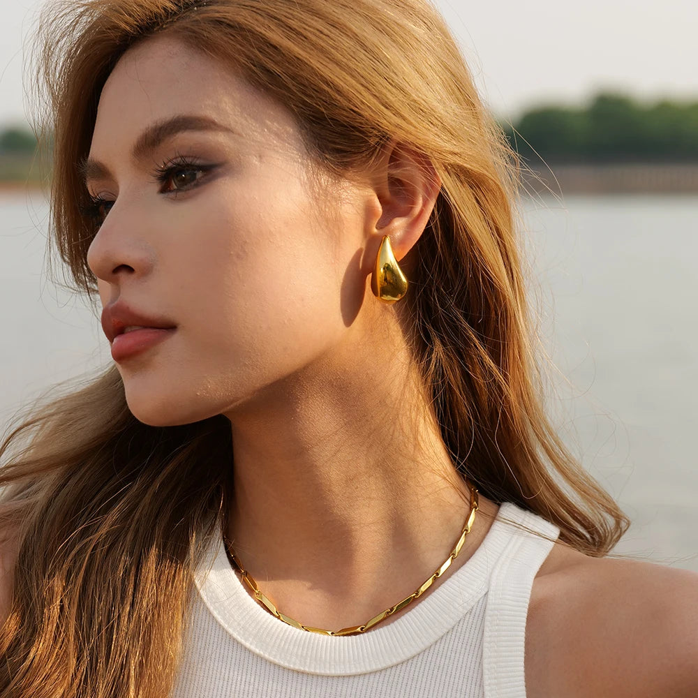 Vanddråbe i rustfrit stål Håndemaljerede, hule øreringe i mode, personlig guldfarve tekstur, vandtætte smykker