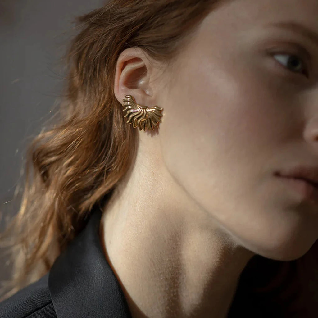 Stilfuld 18K forgyldt rustfrit stål uregelmæssige asymmetriske øreringe Anti-allergisk vandtæt charme Attraktive smykker kvinder