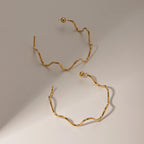 Trendy 18 karat forgyldt rustfrit stål C-formede bølgeøreringe Stilfulde vandtætte temperament Fashion overdrevne øresmykker