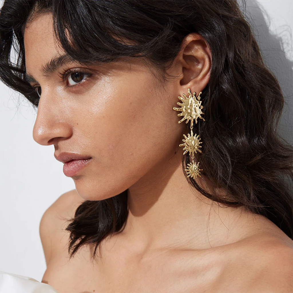 Brincos Pendente em Forma de Sol com Estampa de Martelo na Moda, Metal de Aço Inoxidável, Revestido com PVD 18K, Antialérgico, Joia Atraente para Ouvido