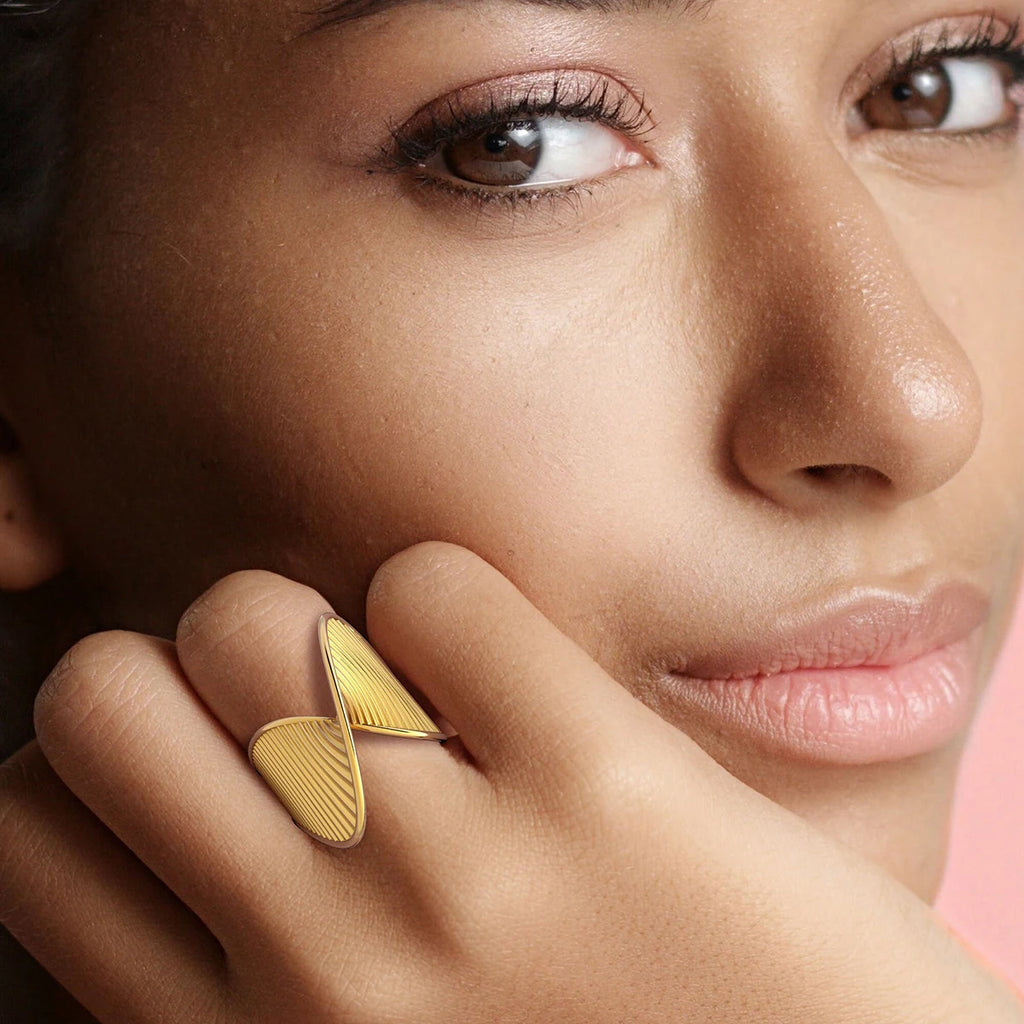 Anillo exclusivo personalizado creativo de torsión con rayas de acero inoxidable, chapado en oro de 18K minimalista, llamativo