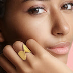 Anillo exclusivo personalizado creativo de torsión con rayas de acero inoxidable, chapado en oro de 18K minimalista, llamativo