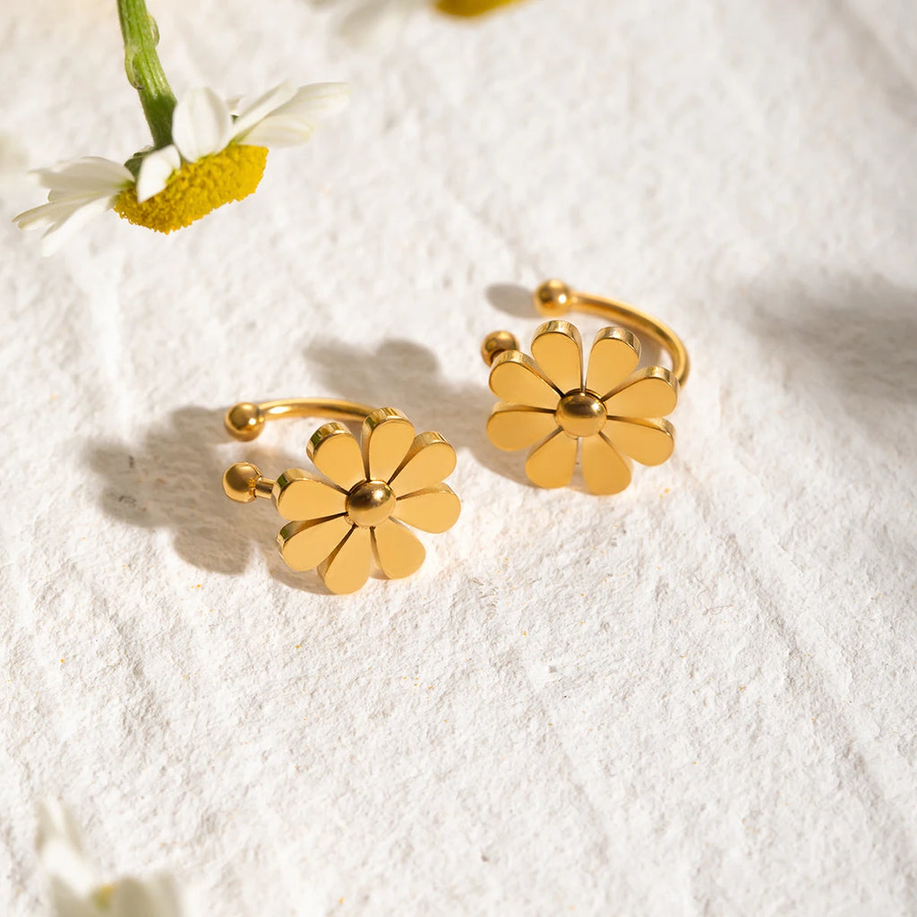 Let luksus 18K PVD otte-bladede blomst Small Daisy Ear Clip Sommer Guld Farve Rustfrit Stål Kvinder Statement Smykker