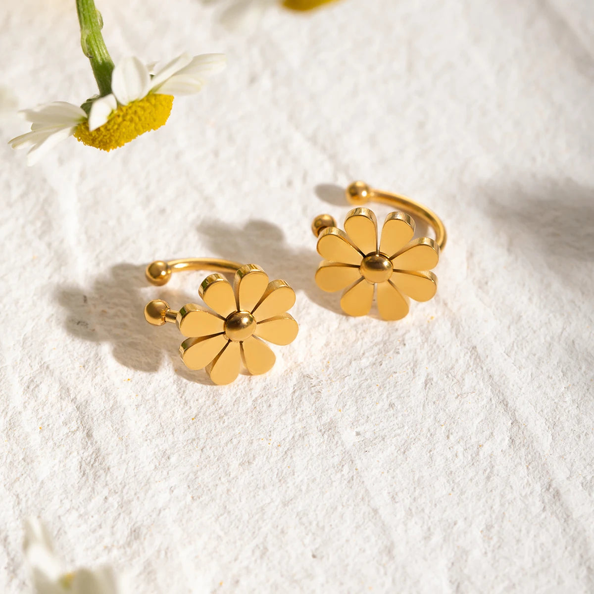 Let luksus 18K PVD otte-bladede blomst Small Daisy Ear Clip Sommer Guld Farve Rustfrit Stål Kvinder Statement Smykker