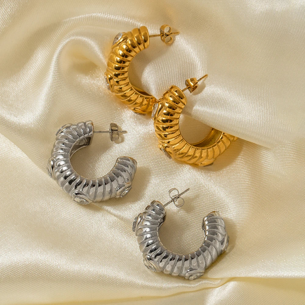 Rustfrit stål stilfulde 18K forgyldte panerede tekstur C-formede øreringe indlagt med zirkon kvinder højkvalitets cirkeløreringe