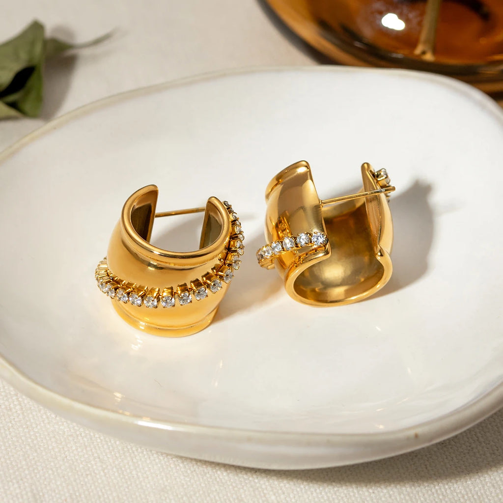 18 karat guldbelagte minimalistiske lette hyggelige C-formede øreringe med diagonale rhinstene Personaliserede smykker i rustfrit stål