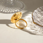 Minimalistischer 18K PVD-beschichteter Edelstahl runder Hammerkorn konkaver offener Ring leichter gemütlicher Damenschmuck mit Charme und Statement