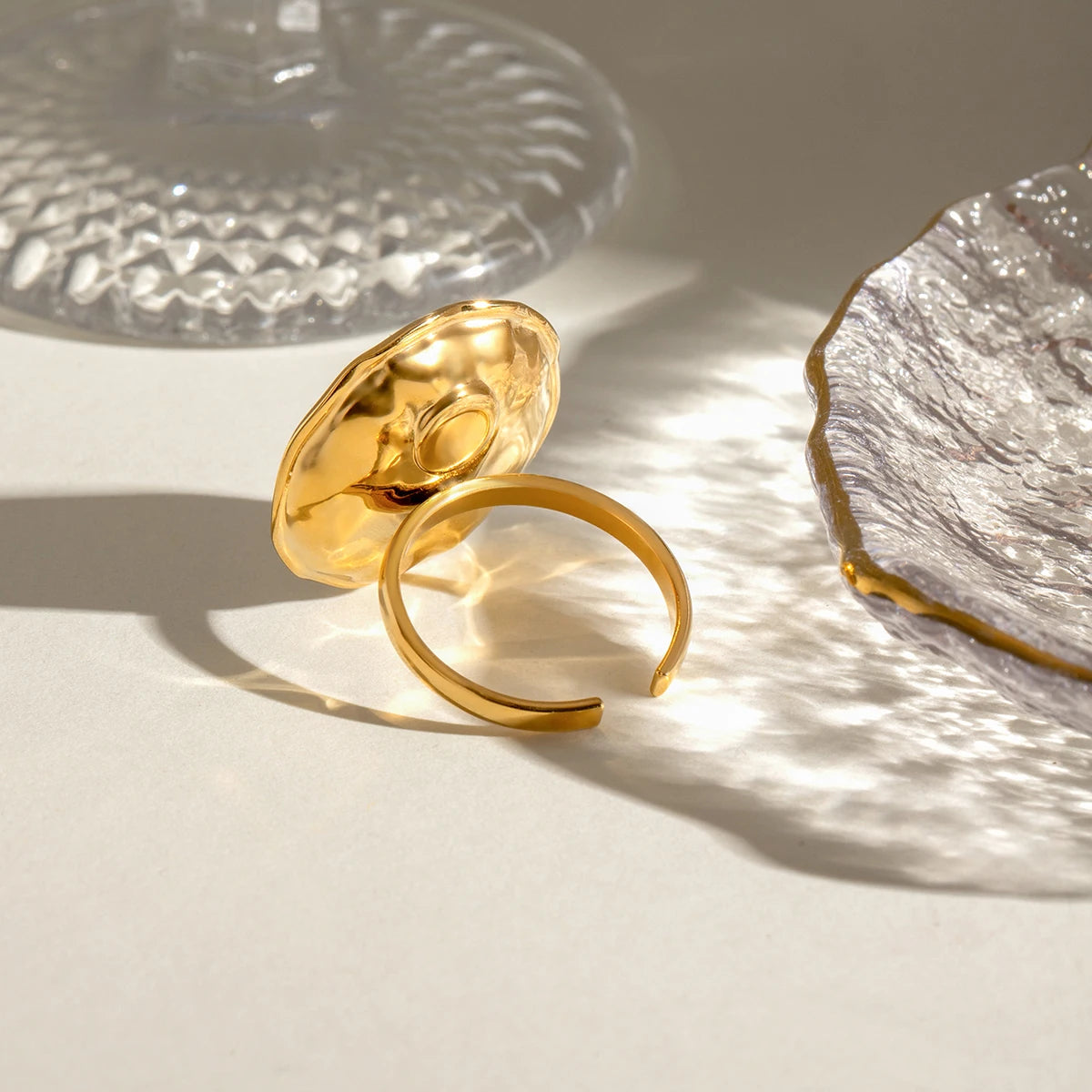 Minimalistischer 18K PVD-beschichteter Edelstahl runder Hammerkorn konkaver offener Ring leichter gemütlicher Damenschmuck mit Charme und Statement