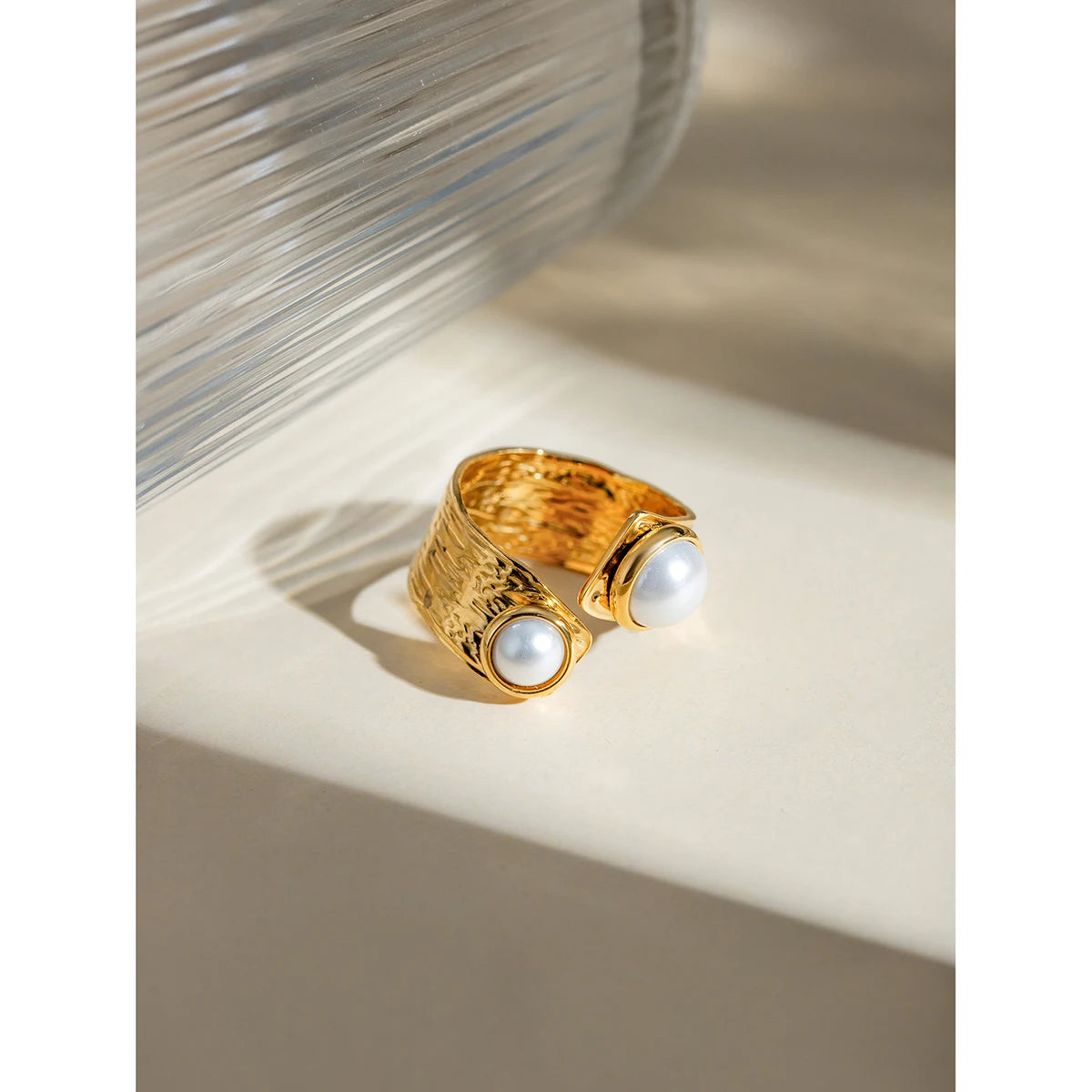 18k vergoldeter Edelstahl unregelmäßiger verdrehter offener Ring mit Perlenintarsie, Metallstruktur, geometrisch, hochwertige Charmschmuck