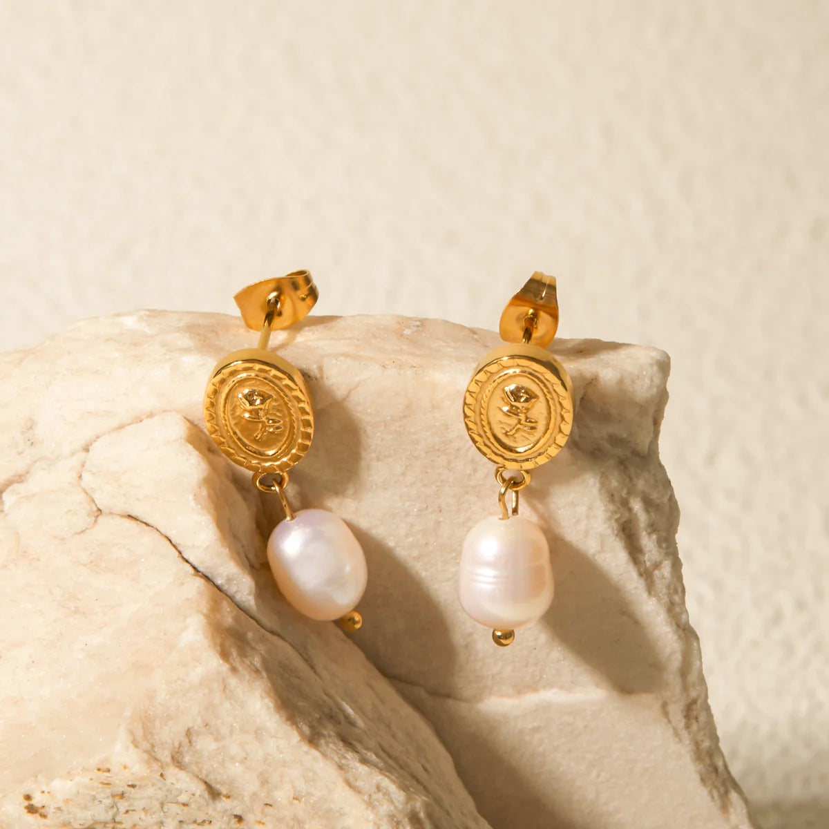 Stilvolle hochwertige elegante Ohrringe aus Edelstahl mit weißer Perle, Metall, goldfarben, romantischer Charme, Schmuck, Geschenk für Frauen