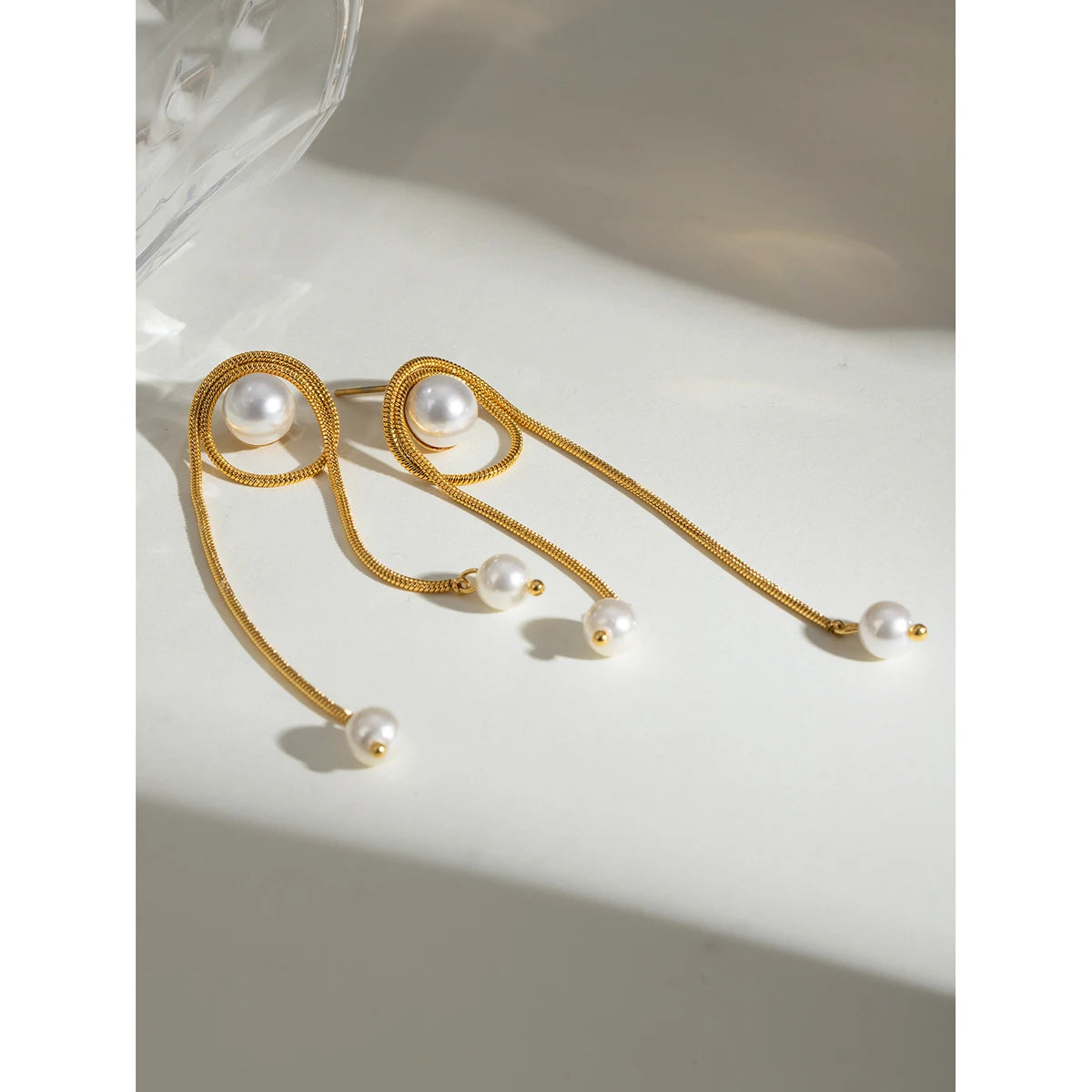 Imitationsmuschelperlen runde Schlangenkette Quastenohrringe aus Edelstahl, 18K PVD-beschichtet, allergiepräventiver Ohrschmuck