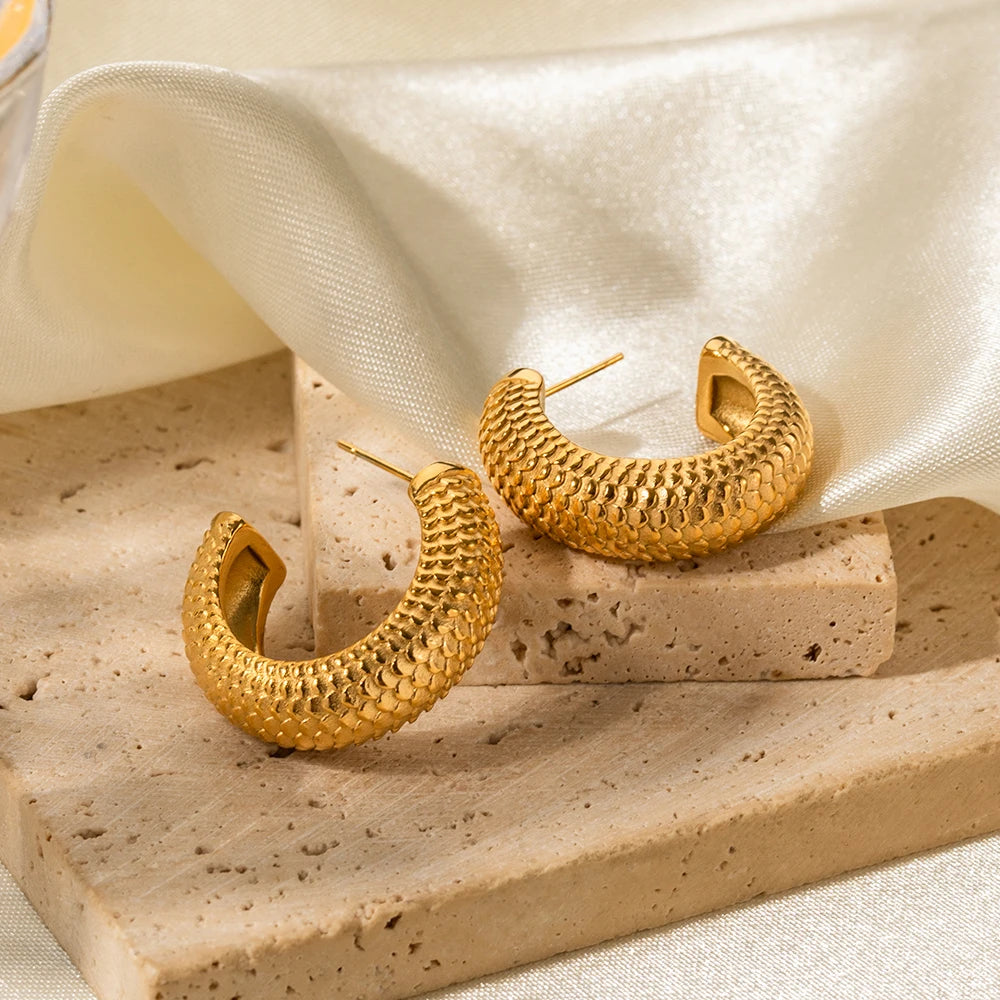 18K guldbelagt kreativ anløbsfri rustfrit stål fiskeskala tekstur C-formede øreringe metal tekstur mode smykker
