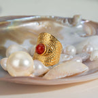 Modischer 18K PVD-beschichteter Edelstahl mit Retro-Muster, eingelegter halbgesichtiger roter Achat, offener Ring, Damen-Charm-Statement-Schmuck