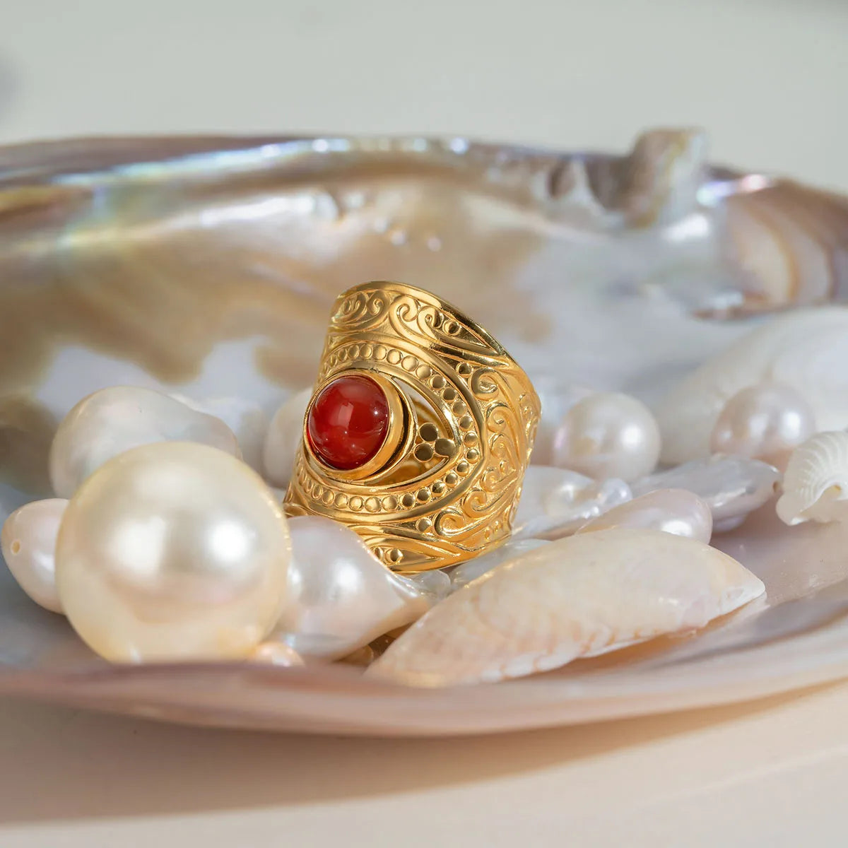 Modischer 18K PVD-beschichteter Edelstahl mit Retro-Muster, eingelegter halbgesichtiger roter Achat, offener Ring, Damen-Charm-Statement-Schmuck