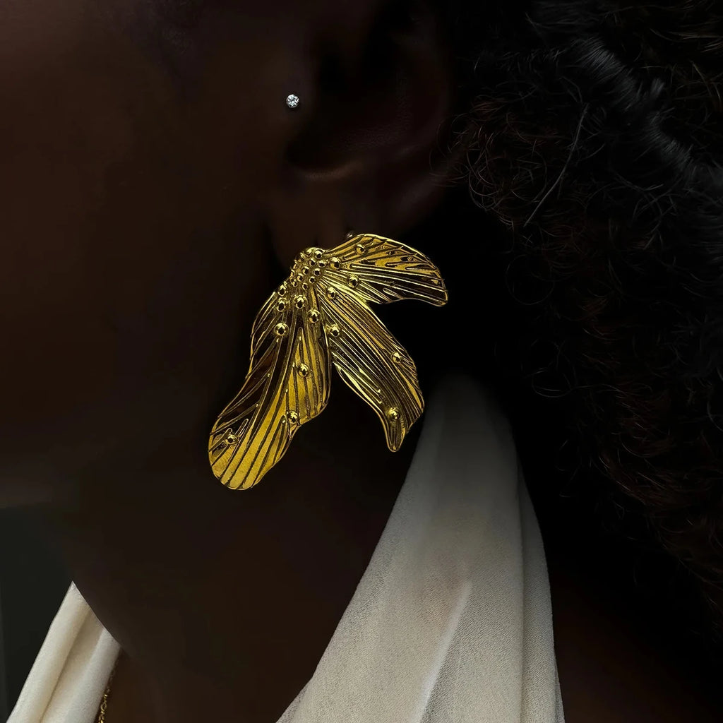 Minimalistisk 18K forgyldt rustfrit stål Ribbede bladformede øreringe Kvinder Daglig metaltekstur Anti-allergiske smykker