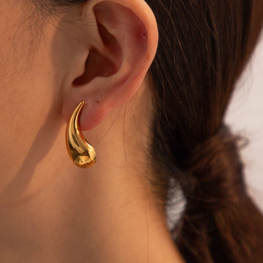 Minimalistisk retro rustfrit stål lys luksus 18K forgyldt anløbssikker Glat slanke dråbeøreringe til kvinder øresmykker
