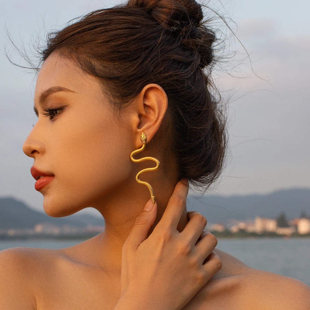 Anløbssikker 18K forgyldt rustfrit stål serpentindesign minimalistisk slangeformede øreringe til kvinder øredesigner smykker