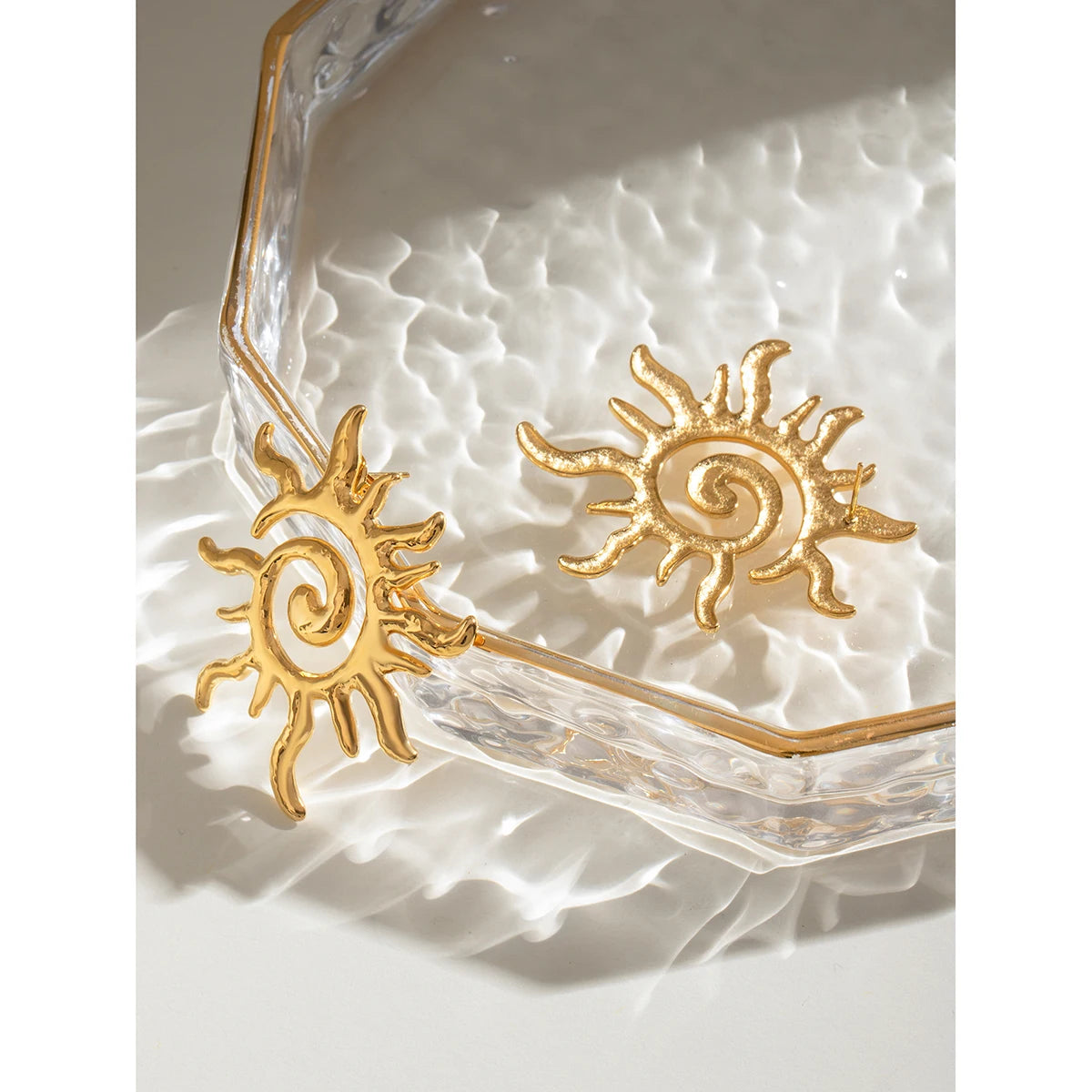 Kreativ 18k forgyldt sommerfugl metal roterende tråd solformet rustfrit stål Chic mode ørestikker charme smykker kvinder